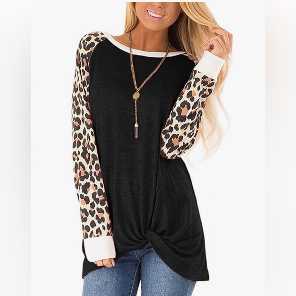 🐆Black Top with Leopard Print Sleeves - Size M🐆